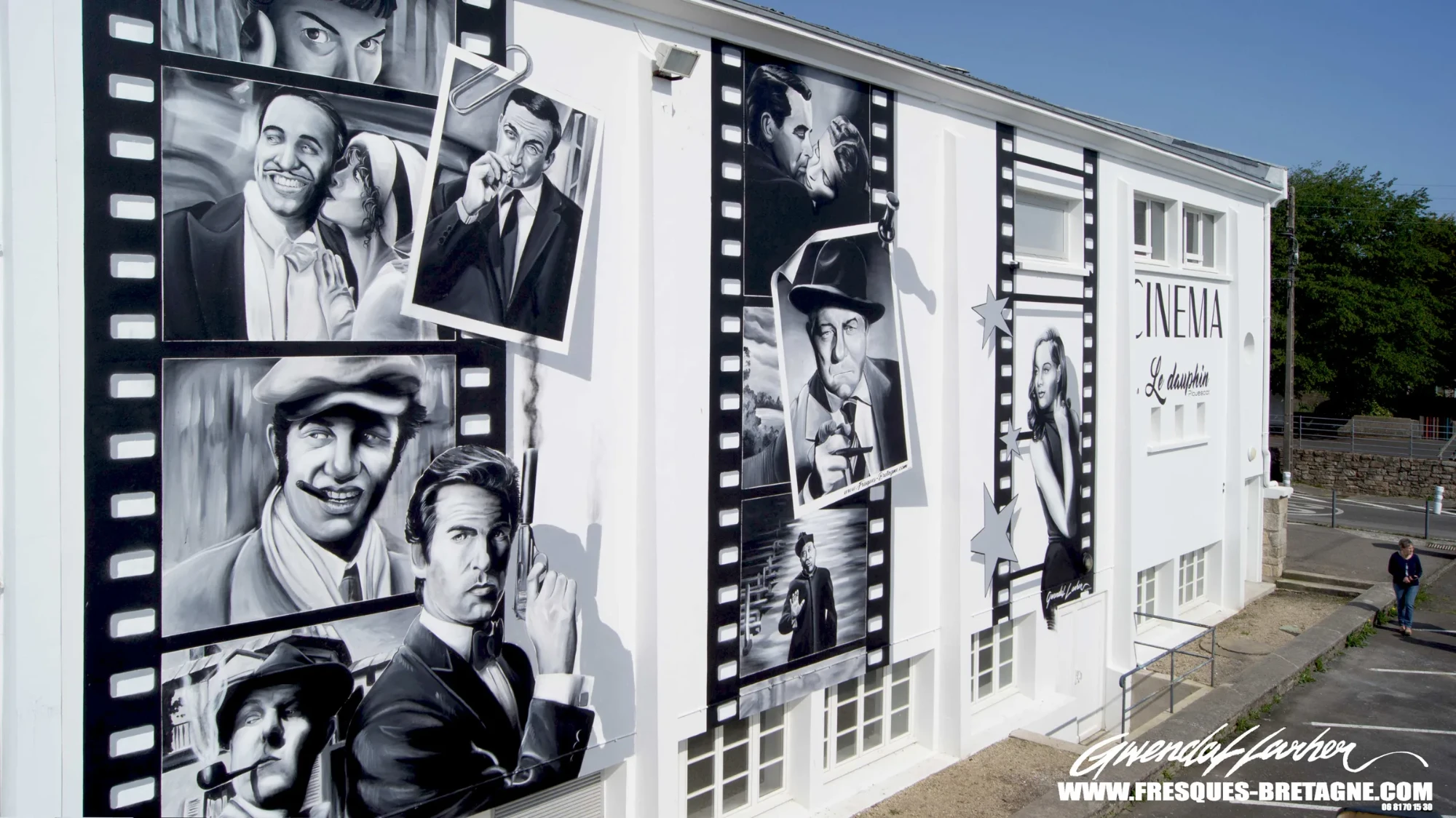 Façade de cinéma peinte en street art : pellicules et portraits en noir et blanc, fresque monumentale pour le cinéma Le Dauphin à Plouescat